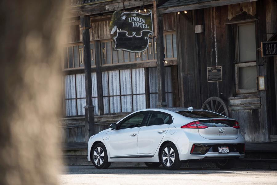  Hyundai IONIQ plug-in hybrid 2017 года  (NA) (фото 3 из 17)